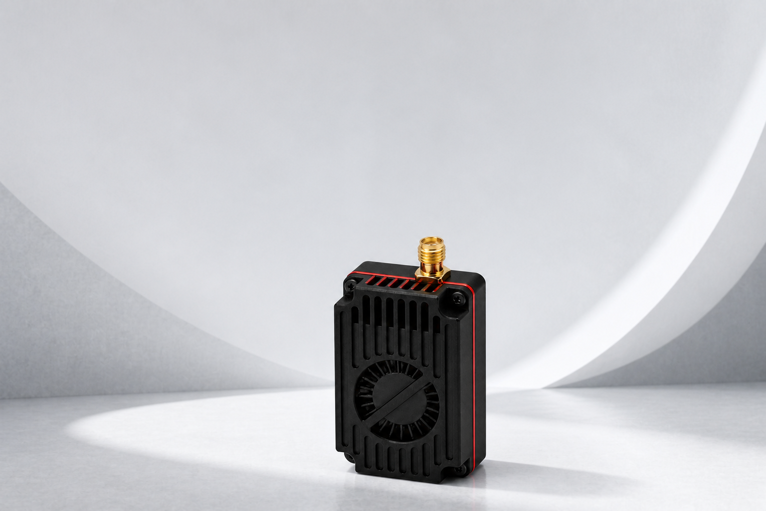 银白弧形展台上的 Shrimp B 1.2 至 1.3GHz 4W 图传