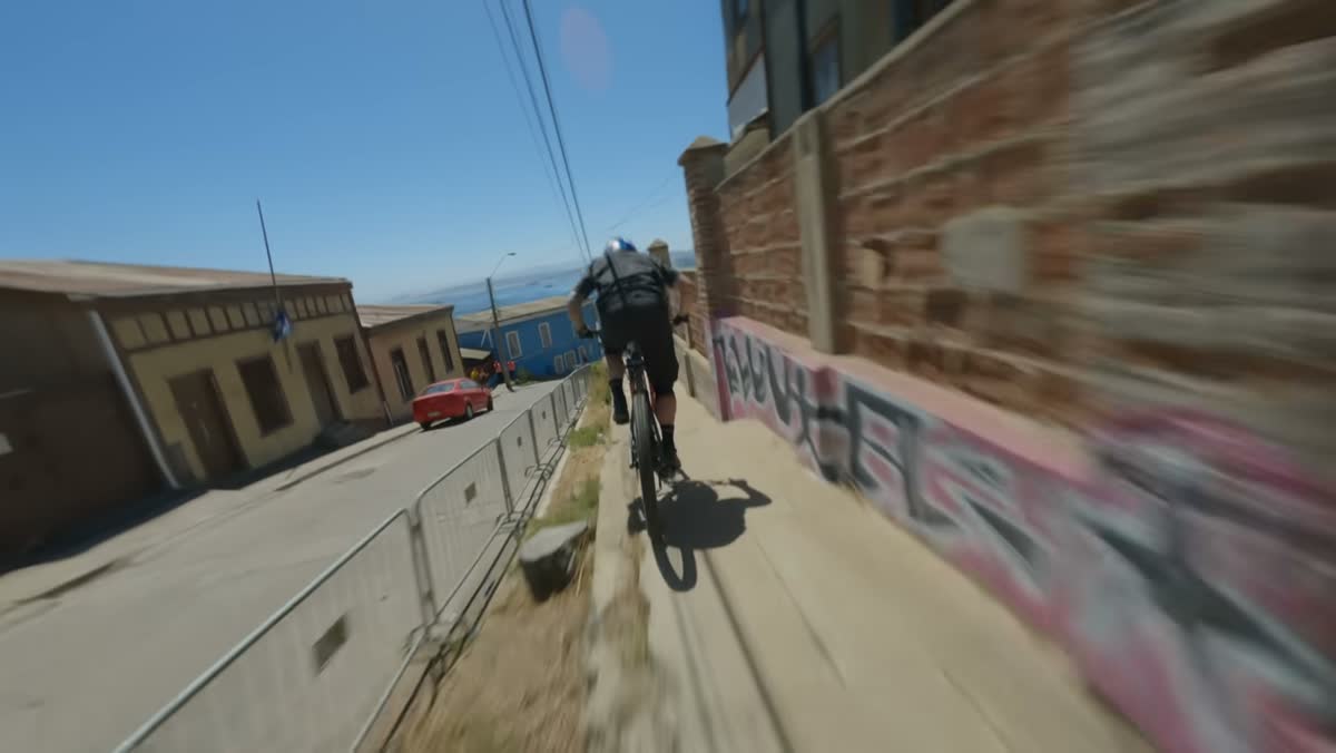 FPV 无人机跟拍山地自行车